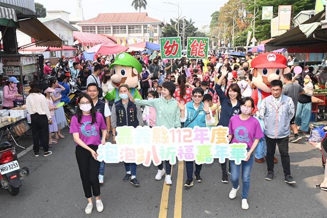 新住民团体，身上皆穿具民族代表性的服饰，组成创意踩街队伍漫步在水上闹区。（嘉义县政府提供/吕妍庭嘉义传真）