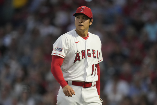 大谷翔平场上捡垃圾，被大联盟做成合辑。（美联社）