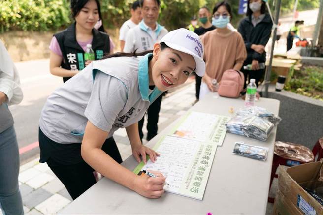新竹市长高虹安今早参加市府卫生局办理的「健走行步行，拒菸一定行」系列活动。（新竹市政府提供／王惠慧新竹传真）