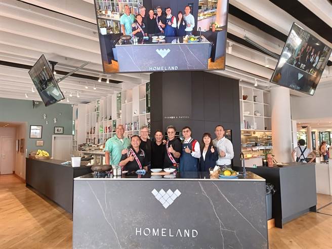 花莲县政府「南岛建谊计画」代表团日前赴纽西兰北岛跟法属玻里尼西亚大溪地，建立许多文化及产业未来可合作的窗口，并邀请大溪地「2022 Heiva i Tahiti」职业组别冠军队的南岛乐舞团队Hei Tahiti7月访花同乐联合丰年节。（花莲县政府提供／罗亦晽花莲传真）