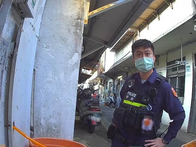 通緝男開門見警秒關門落跑，跑300公尺腿軟落網。(翻攝照片／蔡依珍桃園傳真)