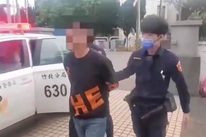 男子到銀行領鉅款稱要做海鮮網路購物直播，經查是詐騙集團的車手被送辦。（竹北分局提供／羅浚濱新竹傳真）