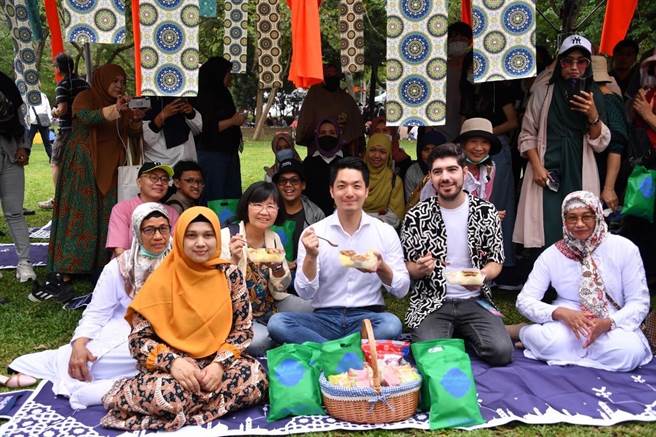 台北市观传局今在大安森林公园举办开斋节活动，吸引不少穆斯林前来共襄盛举。（北市观传局提供）