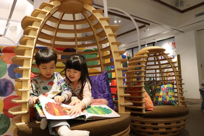 「Very Eric Carle艾瑞卡尔好好五重奏」亲子互动展，最终站即日起至5月14日止在SOGO忠孝馆登场。（SOGO提供）