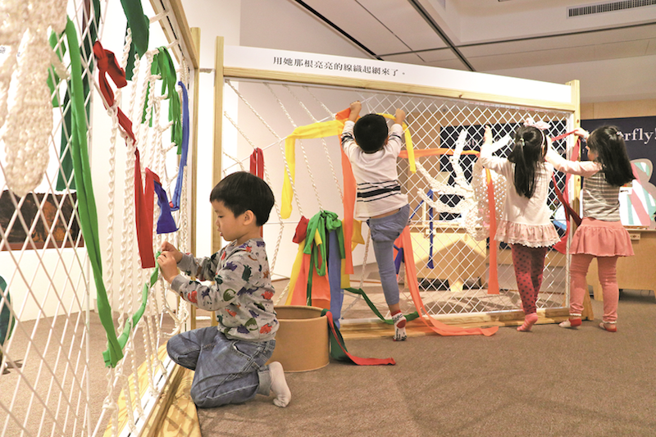 创意蜘蛛网让孩子运用编织材料，织出自己的蜘蛛网。（SOGO提供）