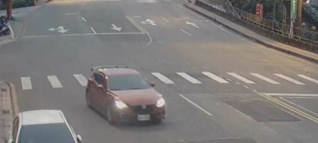 洪男6小时后独自离开。（警方提供）