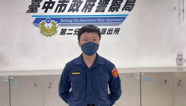 永兴所副所长叶宇晟说，警依违停态样依法掣单举发，维护用路人权益。（警方提供／张妍溱台中传真）