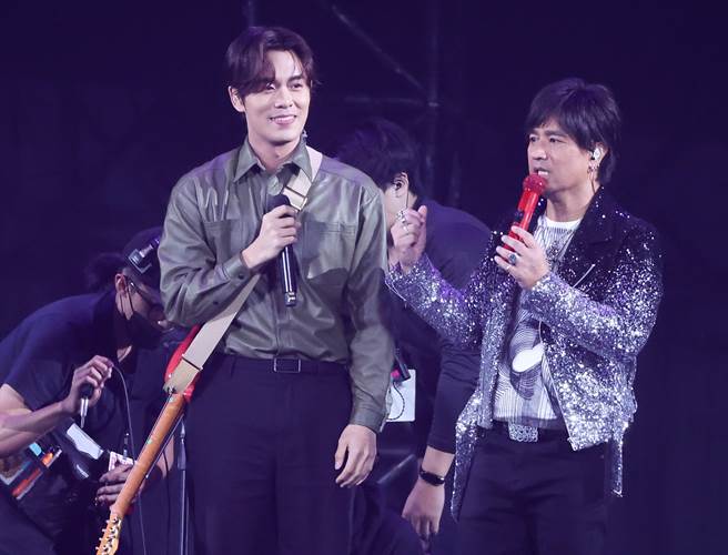 動力火車今第2場小巨蛋演唱會邀請告五人擔任嘉賓。（陳俊吉攝）