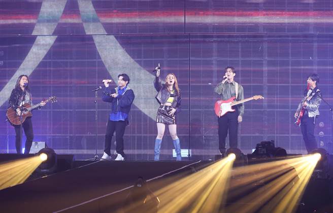 動力火車今第2場小巨蛋演唱會邀請告五人擔任嘉賓。（陳俊吉攝）