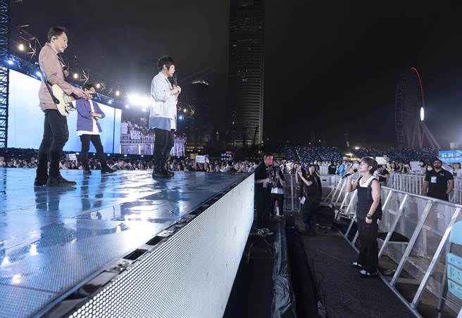 鼓鼓在五月天演唱会上和师兄合唱。(相信音乐提供)