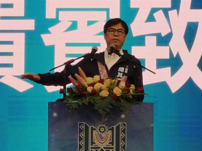 陈其迈在现场替部落大学讲师颁发证书，肯定讲师在原住民文化推广上的努力，也鼓励大家善用馆内各场域，传承、体验高雄原住民16族的多元文化。。（林雅惠摄）