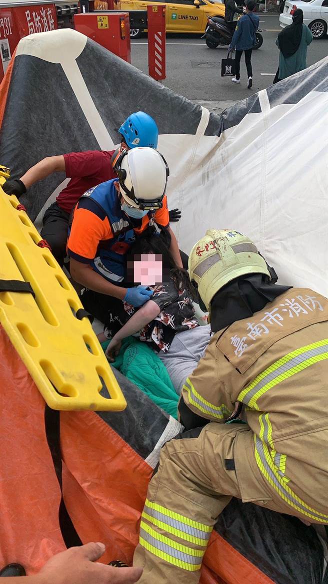 郑姓女子从台南文创园区大楼顶楼坠落消防人员架设的气垫。（读者提供／洪荣志台南传真）