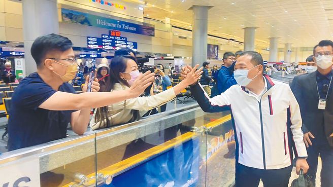 新北市長侯友宜赴新加坡訪問，22日晚間返抵國門，許多支持者在桃園機場替他加油打氣。（中時資料照／呂健豪攝）