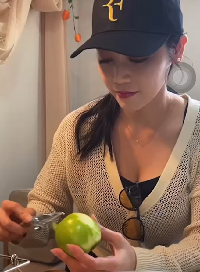 劉方慈在ig上傳製作果醬的限時動態直呼：「台南不止食物是甜的，連空氣也是甜的。(翻攝自劉方慈IG)
