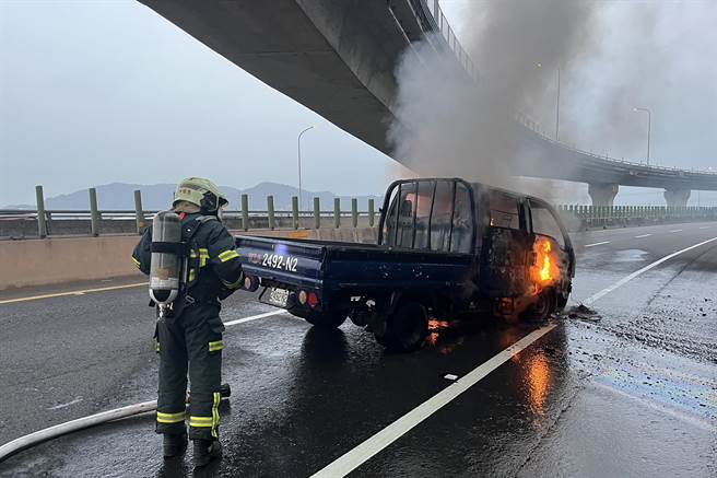 台68甲線0.2公里發生火燒車，消防人員趕到現場。（新竹縣消防局提供／羅浚濱新竹傳真）
