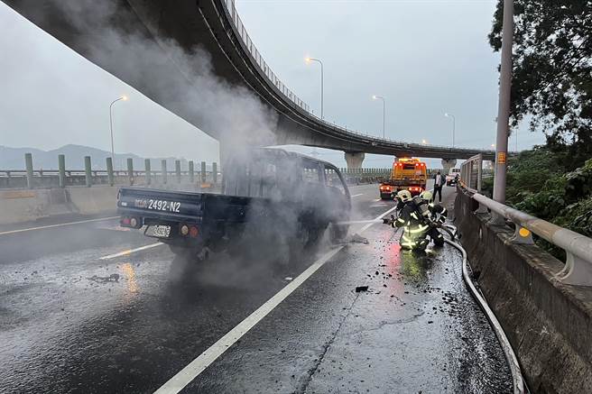 台68甲線0.2公里發生火燒車，消防人員出一條水線滅火。（新竹縣消防局提供／羅浚濱新竹傳真）
