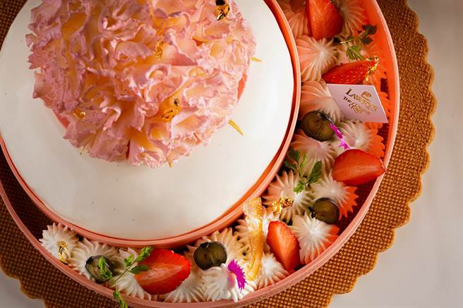 「白桃馨意-香槟白桃优格慕斯蛋糕」，以粉色康乃馨做为整体造型，制程费工耗时。(劳瑞斯牛肋排餐厅提供)