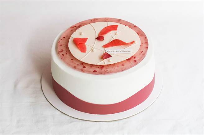 「嫣红万紫」以玫瑰花瓣与葡萄柚的浪漫完美组合，供应7吋和9吋两种选择。(法朋烘焙甜点坊提供)