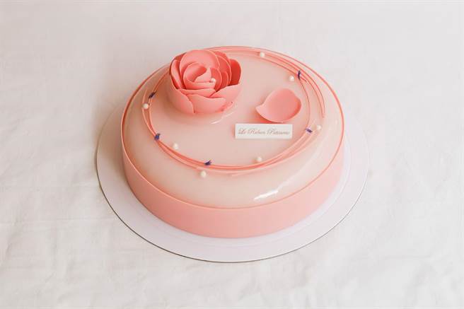 「蜜桃花语」独卖7吋大小，售价1550元，须提前3到4天订购。(法朋烘焙甜点坊提供)