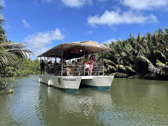 关岛除了热血好玩的海上活动，也有许多适合旅人悠閒玩的观光好去处；图为「拉提谷探险公园」的丛林游船。（何书青摄）