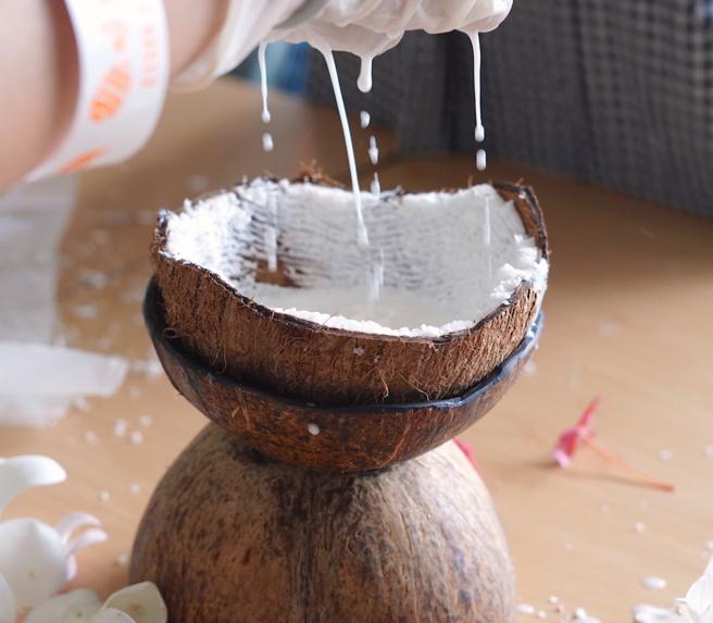 DIY体验现榨椰奶。（何书青摄）