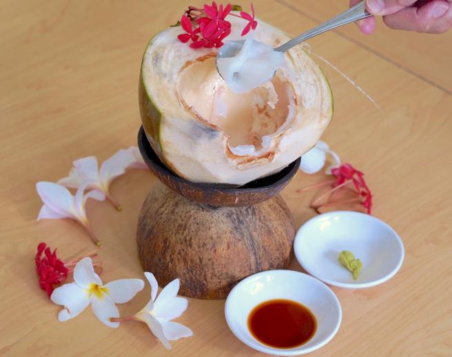 椰肉独特吃法的「椰子刺身」料理。（何书青摄）