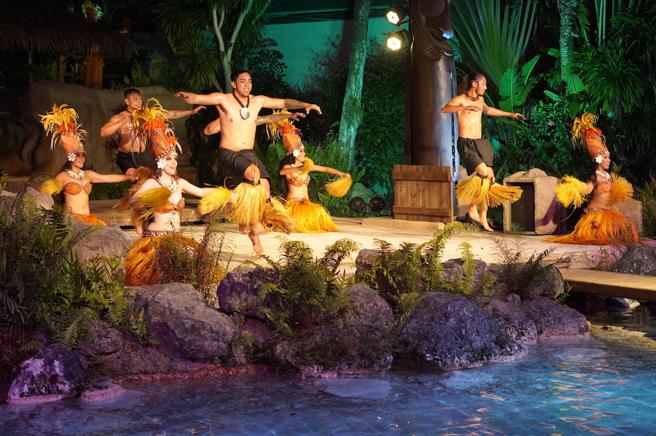 丛林晚餐秀的表演内容丰富，歌、舞、特技表演都有。（何书青摄）