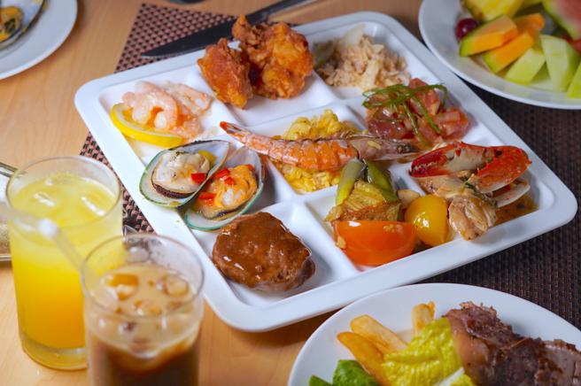 鱼眼海洋公园的晚餐是吃到饱Buffet。（何书青摄）