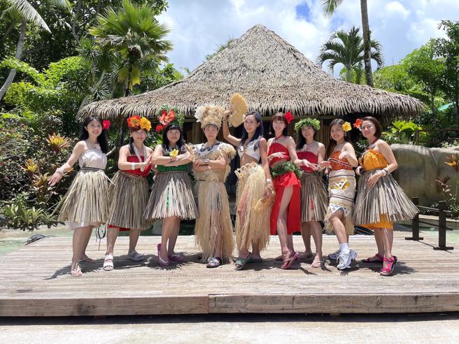 游客变装完可在富热带海岛氛围的造景下拍照留念。（何书青摄）