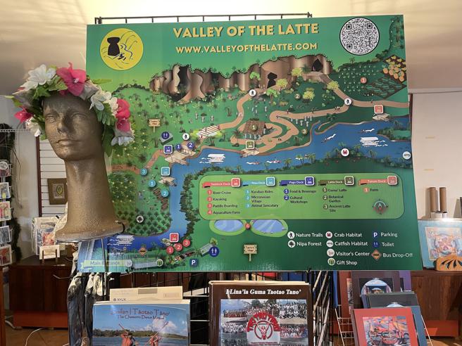 拉提谷探险公园的纪念品及资讯小屋内有展示园内地图。（何书青摄）