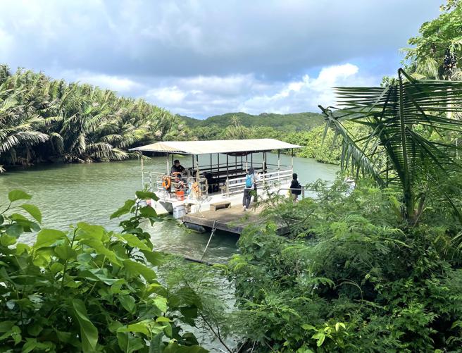 丛林探险游船启程的码头。（何书青摄）