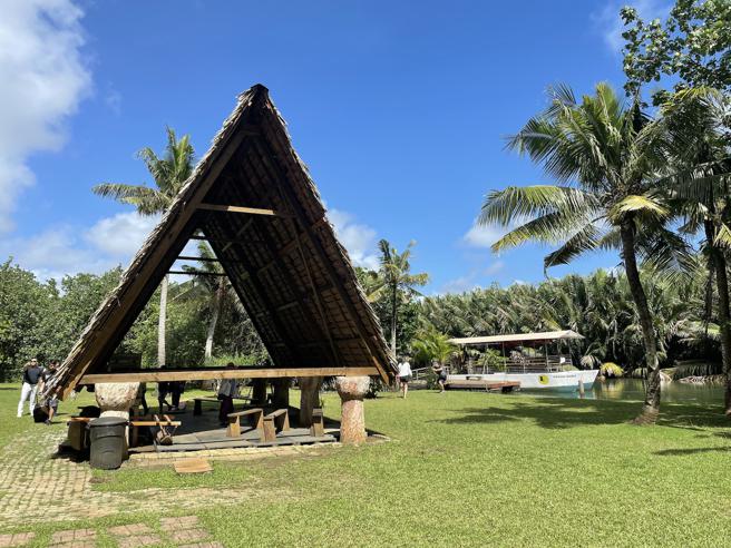 游船将停靠在原住⺠查莫洛古村落，让旅人下船参访。（何书青摄）