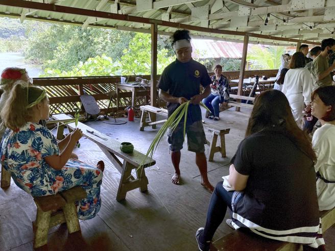 当地人分享查莫洛原住⺠文化。（何书青摄）