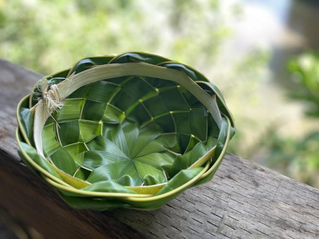 椰子树叶片编织成的碗。（何书青摄）