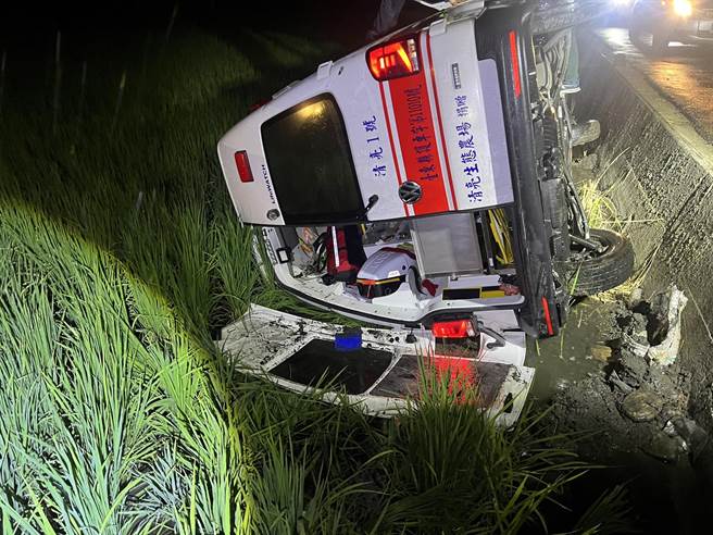 救护车翻覆至田中。（翻摄照片／台东蔡旻妤传真）