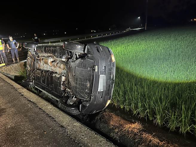 救护车翻覆至田中。（翻摄照片／台东蔡旻妤传真）