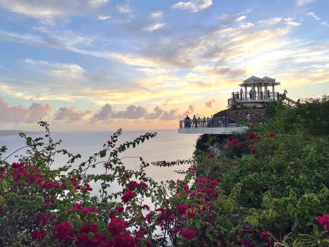 建于悬崖上的恋人岬展望台坐拥大片山海美景。（何书青摄）