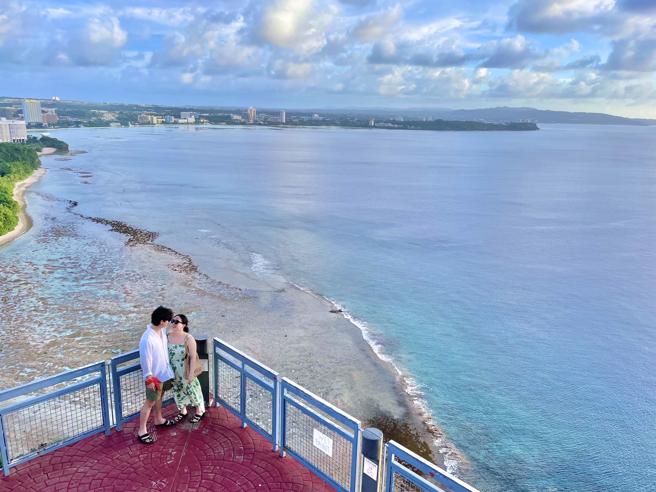 恋人岬展望台吸引许多情侣来约会、赏景及拍照。（何书青摄）