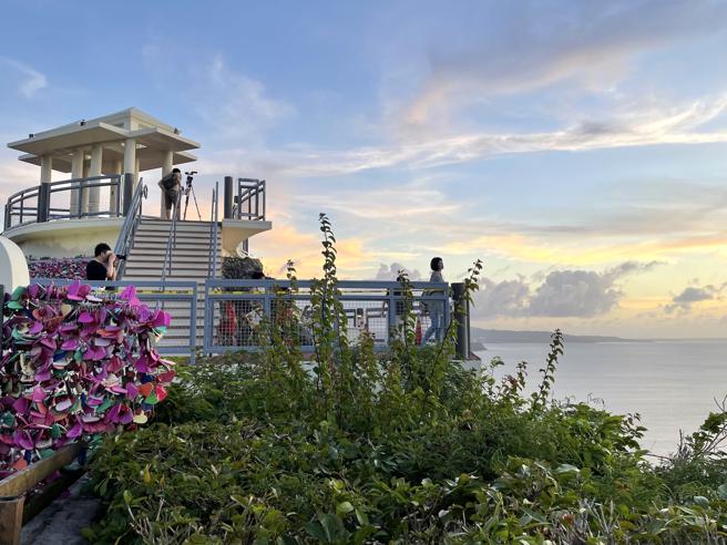 傍晚时分的恋人岬，配上渐层顏色的天空，格外浪漫。（何书青摄）