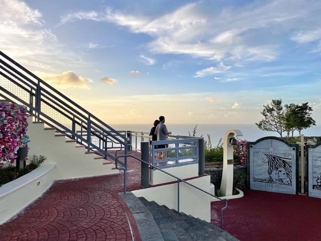 恋人岬流传着凄美爱情故事。（何书青摄）