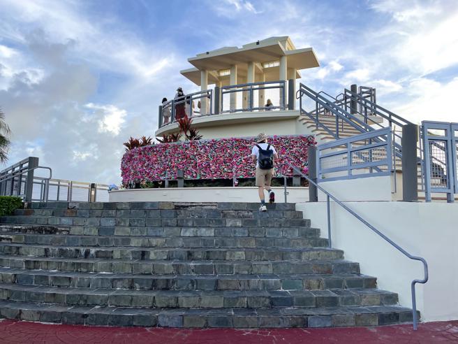 恋人岬展望台的栅栏上累积许多访客留下的祈愿挂饰及锁头。（何书青摄）