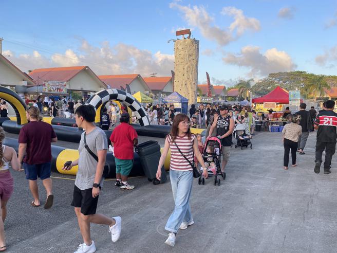 查莫洛夜市每周三热闹登场。（何书青摄）