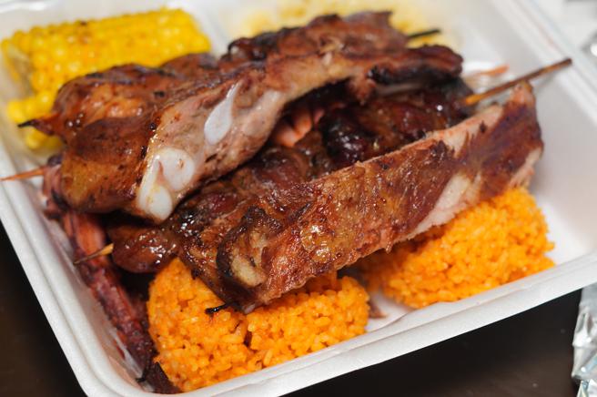 来关岛必吃各式烤肉。（何书青摄）