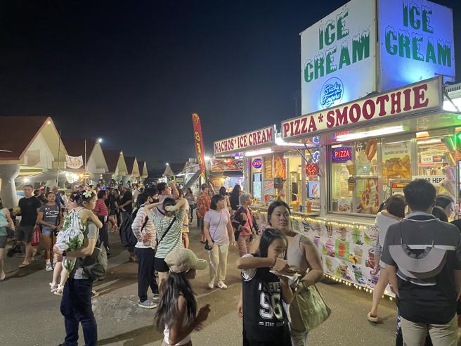 查莫洛夜市的美食、饮品摊位琳琅满目。（何书青摄）