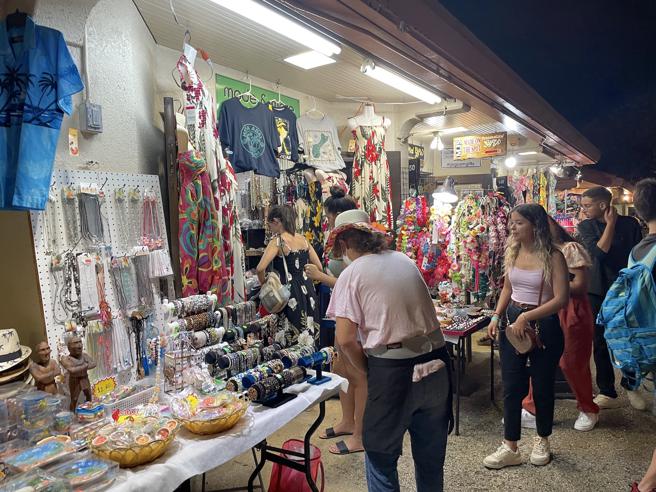 查莫洛夜市也有可购买饰品、服装的店家及摊贩。（何书青摄）