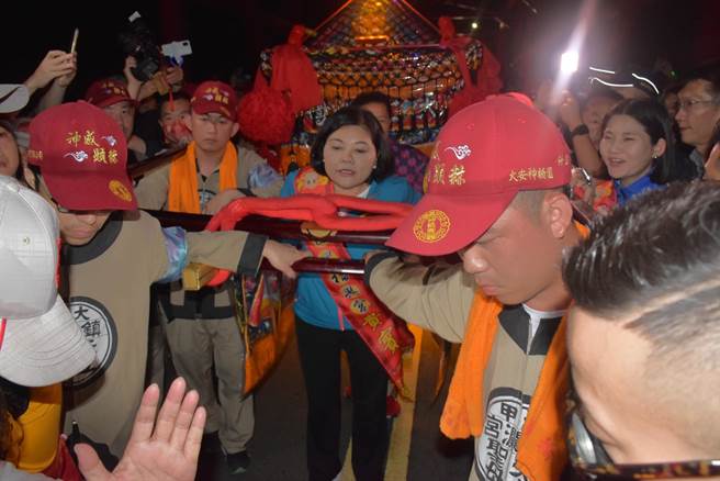 云林县长张丽善（神轿前）在西螺大桥迎接大甲妈，为大家祈求平安健康。（张朝欣摄）