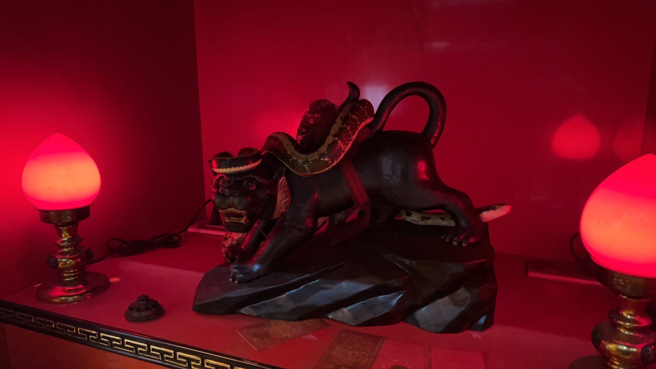 农历3月3日正好是道教神明玄天上帝诞辰，没想到，祝寿仪典举行完后，隔日早晨惊见有条蛇盘踞在虎爷身上。（天佑宫提供）