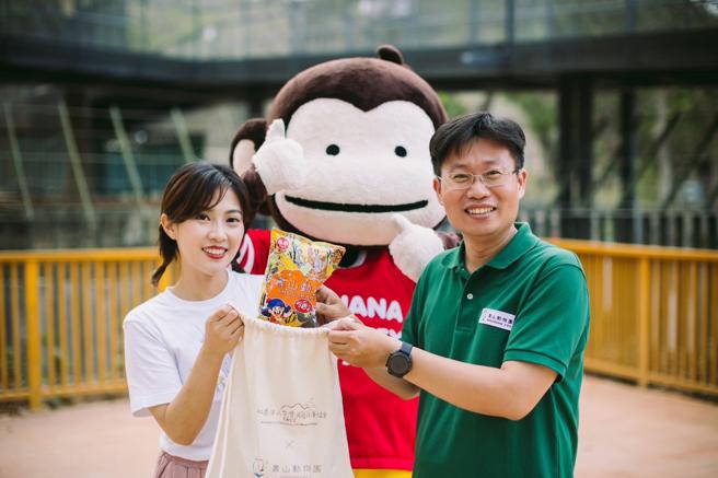 寿山动物园邀请市府发言人及在地品牌代言猴大哥拍摄宣传影片呼吁食物不外露，收好放包包(高雄市观光局提供)
