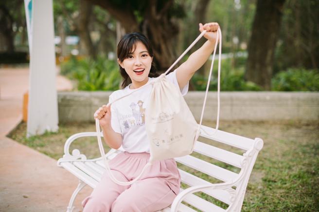 寿山动物园提供防猴包包租借服务，游客可以多多利用。(高雄市观光局提供)