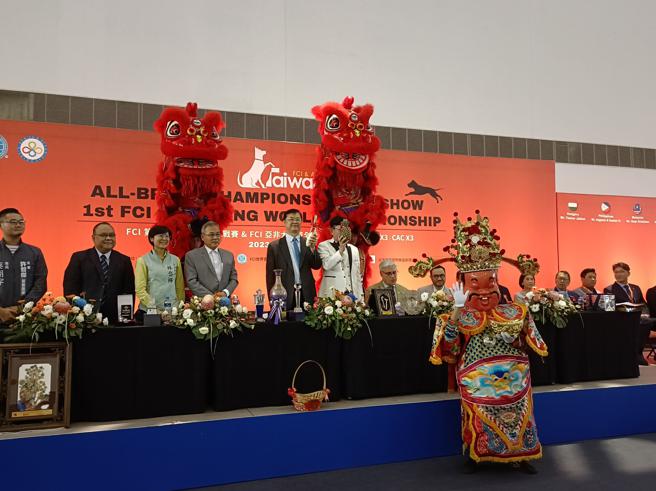 目前高雄市认证的动物友善空间计有126处，涵盖餐饮、旅馆、百货、零售、交通运输业等，市府将持续扩大招募业者加入。（高雄市农业局提供）